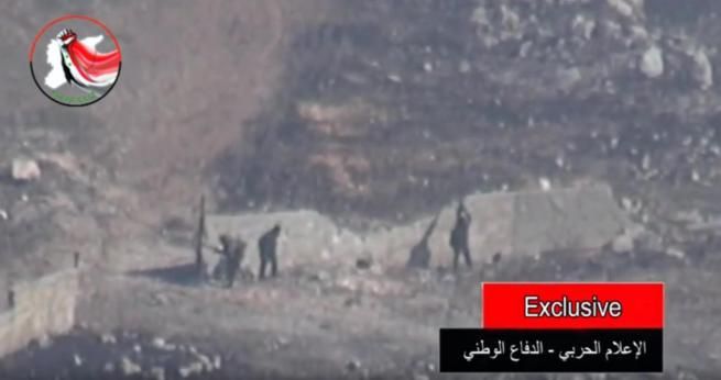 © ansa  | Truppe e un mezzo corazzato russo combattono contro i ribelli siriani al fianco delle truppe lealiste nella zona di Latakia, al confine con la Turchia, 3 settembre 2015.