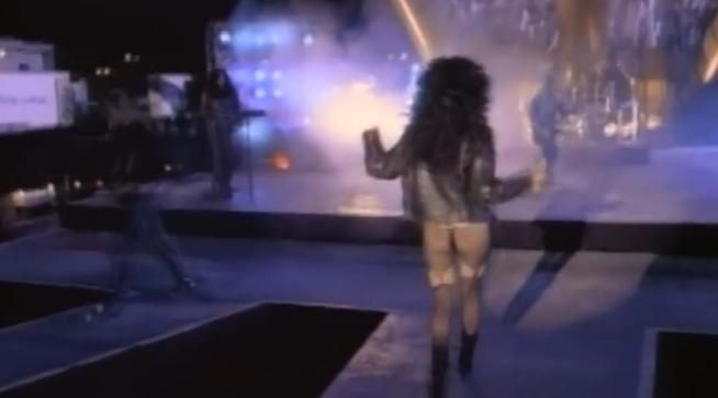 © da-video  | Non è completamente nuda ma poco ci manca. Nel 1989, nel video di "If I Could Turn Back Time", Cher indossa un abito che lascia ben poco all'immaginazione. Molto velo e qualche striscia di stoffa a coprire (poco) le parti decisive. Tanto che all'epoca molti canali televisivi bandirono il video.