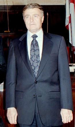 © ansa  | 
      In alto, da sinistra, Gianmario Pellizzari, Raffaele Mastrantuono, Robinio Costi, Gian Stefano Milani e Pietro Longo. In basso Massimo Abbatangelo, Giulio Di Donato, Francesco De Lorenzo, Massimo De Carolis e Giancarlo Cito.
   