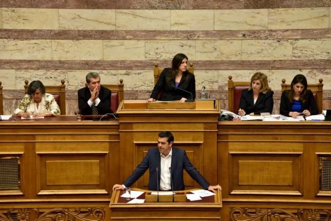 © -afp  | Tsipras durante il suo discorso al Parlamento di Atene