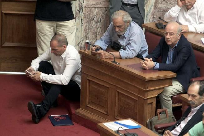 © -afp  | Tsipras durante il suo discorso al Parlamento di Atene
