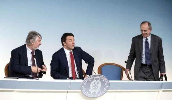 © ansa  | Giuliano Poletti, Matteo Renzi e Pier Carlo Padoan al termine del Cdm