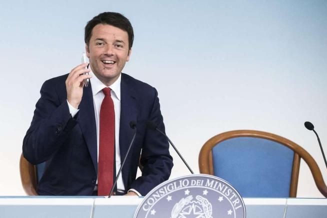 © ansa  | Giuliano Poletti, Matteo Renzi e Pier Carlo Padoan al termine del Cdm