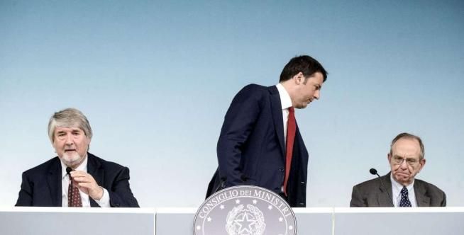 © ansa  | Giuliano Poletti, Matteo Renzi e Pier Carlo Padoan al termine del Cdm