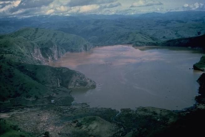 © dal-web  | 
      LAGO NYOS  - Camerun - Vi si svolge un raro fenomeno che può generare veri e propri disastri naturali.
   
