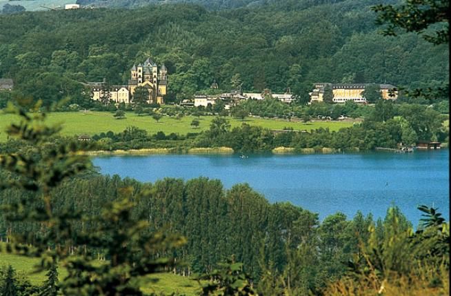 © dal-web  | 
      LAGO NYOS  - Camerun - Vi si svolge un raro fenomeno che può generare veri e propri disastri naturali.
   