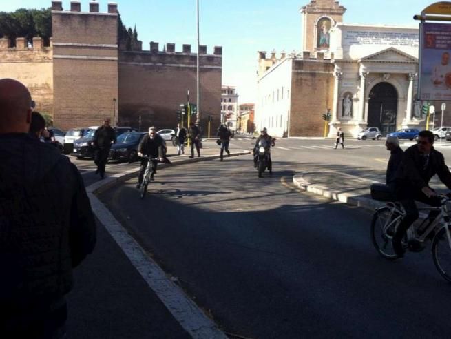 © ansa  | Il neo titolare delle Infrastrutture, Graziano Delrio, arriva al ministero in bicicletta e pubblica le foto su Twitter