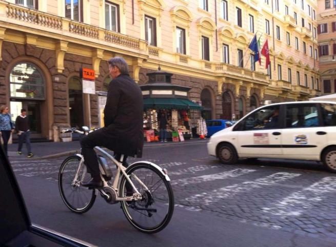 © ansa  | Il neo titolare delle Infrastrutture, Graziano Delrio, arriva al ministero in bicicletta e pubblica le foto su Twitter