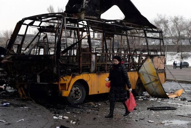 © -afp  | L'autobus distrutto da colpi di artiglieria a Donetsk 