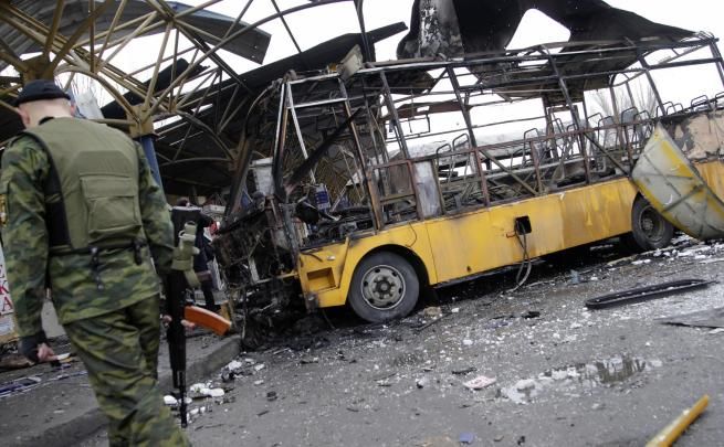 © -afp  | L'autobus distrutto da colpi di artiglieria a Donetsk 