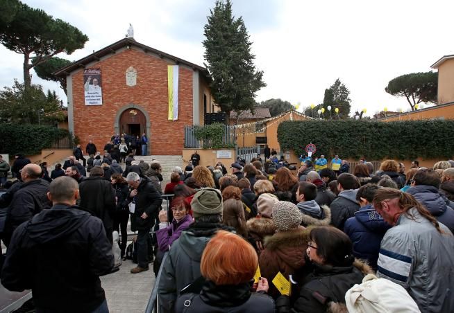 © ansa  | I fedeli attendono il Papa davanti alla chiesa di San Michele Arcangelo, nel quartiere romano di Pietralata