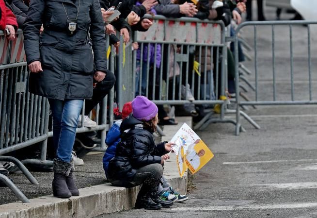 © ansa  | I fedeli attendono il Papa davanti alla chiesa di San Michele Arcangelo, nel quartiere romano di Pietralata