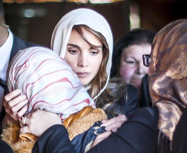 © ansa  | Rania di Giordania abbraccia la vedova del pilota Muath al-Kassasbeh.