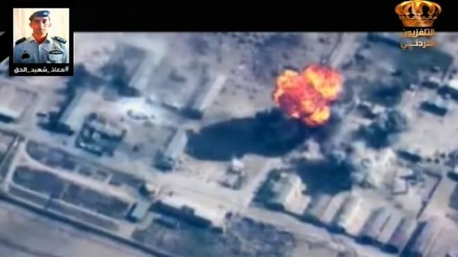 © ansa  | Rania di Giordania abbraccia la vedova del pilota Muath al-Kassasbeh.