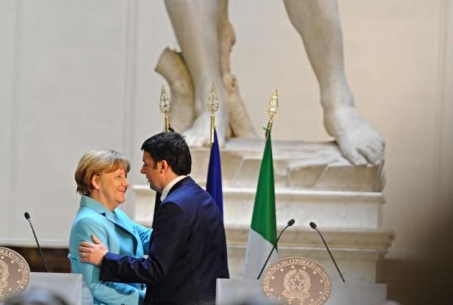 © ansa  | Matteo Renzi e Angela Merkel si sono salutati, al termine della conferenza stampa, con un bacio "schioccato" sotto la statua del David di Michelangelo, alla Galleria dell'Accademia di Firenze