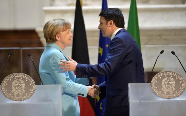 © ansa  | Matteo Renzi e Angela Merkel si sono salutati, al termine della conferenza stampa, con un bacio "schioccato" sotto la statua del David di Michelangelo, alla Galleria dell'Accademia di Firenze