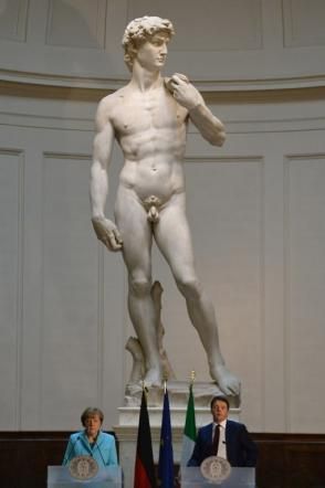 © ansa  | Matteo Renzi e Angela Merkel si sono salutati, al termine della conferenza stampa, con un bacio "schioccato" sotto la statua del David di Michelangelo, alla Galleria dell'Accademia di Firenze