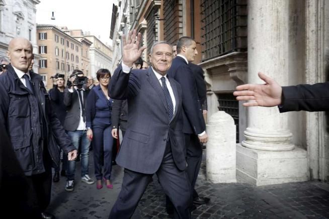 © ansa  | Pietro Grasso lascia il Senato per recarsi a Palazzo Giustiniani e assumere temporaneamente le funzioni di presidente della Repubblica