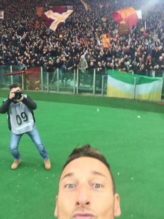 © twitter  | Il selfie del capitano