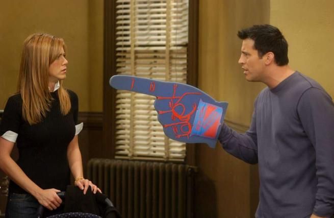 © da-video  | Matt LeBlanc, l'interprete del personaggio di Joey, al momento di essere scritturato per la serie aveva sul conto solo 11 dollari. Con la prima paga si è pagato un pasto caldo, mentre Courtney Cox si è comprata... una Porsche.