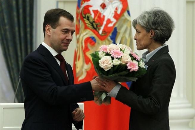 © agenzia-spaziale-italiana  | Il presidente russo Dmitrij Medvedev conferisce a Claudie Haigneré la medaglia al merito nell'esplorazione spaziale il 12 aprile 2011. Foto: Kremlin.ru