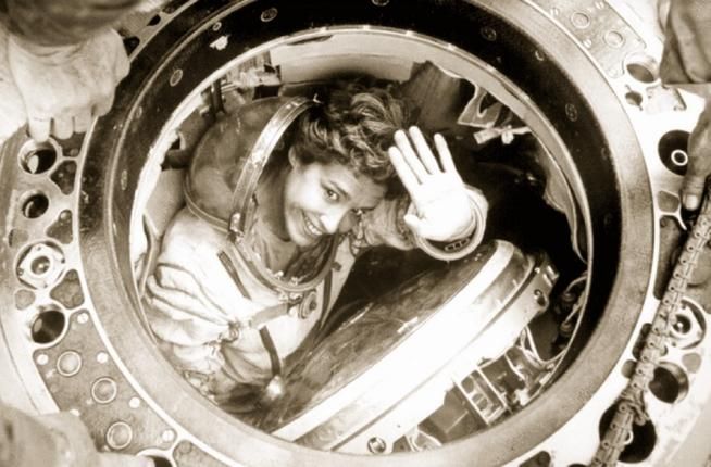 © agenzia-spaziale-italiana  | Il presidente russo Dmitrij Medvedev conferisce a Claudie Haigneré la medaglia al merito nell'esplorazione spaziale il 12 aprile 2011. Foto: Kremlin.ru