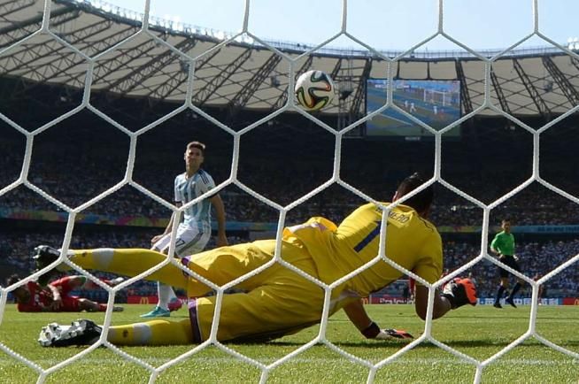 © -afp  | Messi 6,5 - E' la media tra la prestazione nei 90' (5) e il gol da favola che regala i 3 punti all'Argentina (8)