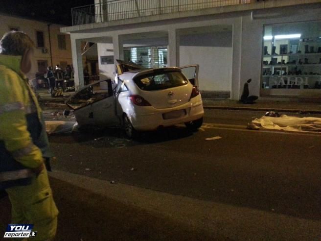 © youreporter-it  | La vettura in cui sono morti i due fratelli a Prato.