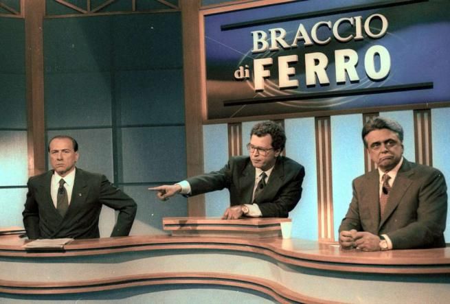 © ansa  | Silvio Berlusconi, Enrico Mentana e Achille Occhetto fotografati nello studio del programma "Braccio di ferro" il 23 marzo 1994.