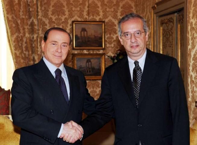 © ansa  | Silvio Berlusconi, Enrico Mentana e Achille Occhetto fotografati nello studio del programma "Braccio di ferro" il 23 marzo 1994.