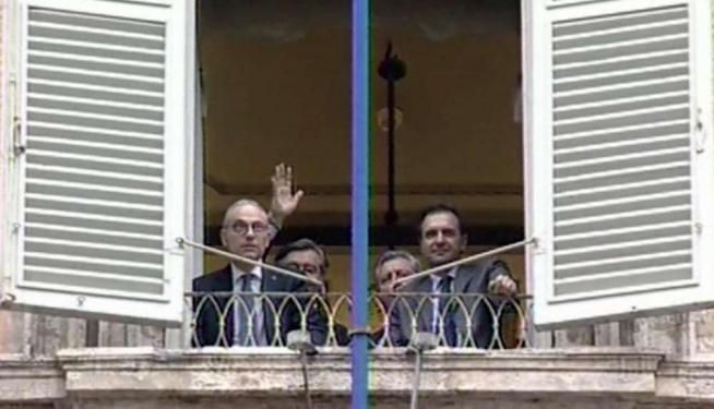 © ansa  | Il capogruppo al Senato della Lega Nord, Massimo Bitonci, i suoi due vicepresidenti, Sergio Divina e Raffaele Volpi, e il senatore del Carroccio Jonny Crosio, si affacciano alla finestra dell'ufficio di Grasso