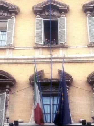 © ansa  | Il capogruppo al Senato della Lega Nord, Massimo Bitonci, i suoi due vicepresidenti, Sergio Divina e Raffaele Volpi, e il senatore del Carroccio Jonny Crosio, si affacciano alla finestra dell'ufficio di Grasso
