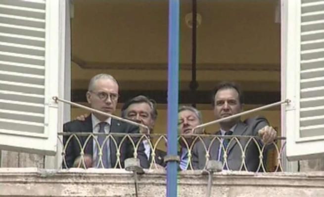 © ansa  | Il capogruppo al Senato della Lega Nord, Massimo Bitonci, i suoi due vicepresidenti, Sergio Divina e Raffaele Volpi, e il senatore del Carroccio Jonny Crosio, si affacciano alla finestra dell'ufficio di Grasso