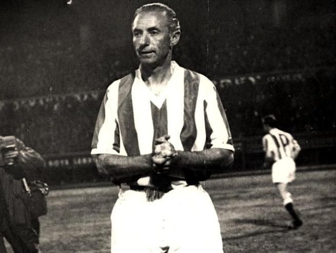 © dal-web  | 1956, Stanley Matthews (Blackpool) - Nato nel 1956 su iniziativa della rivista francese “France Football”, il Pallone d'Oro vide quale primo vincitore Stanley Matthews. Inglese, 41 anni, l'ala del Blackpool batté Alfredo Di Stefano per soli 3 voti.