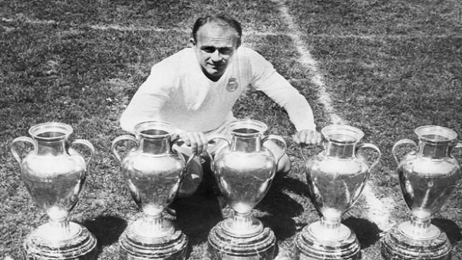© dal-web  | 1956, Stanley Matthews (Blackpool) - Nato nel 1956 su iniziativa della rivista francese “France Football”, il Pallone d'Oro vide quale primo vincitore Stanley Matthews. Inglese, 41 anni, l'ala del Blackpool batté Alfredo Di Stefano per soli 3 voti.