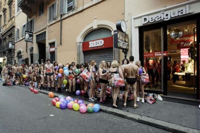 © ansa  | Roma, clienti svestiti nella centralissima via del Corso