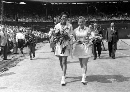 © ufficio-stampa  | Prima donna afroamericana a vincere Wimbledon, Althea Gibson è ritratta mentre lascia il campo con la sua connazionale Darlene Hard, dopo un duro match.