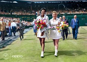 © ufficio-stampa  | Prima donna afroamericana a vincere Wimbledon, Althea Gibson è ritratta mentre lascia il campo con la sua connazionale Darlene Hard, dopo un duro match.