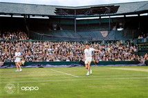 © ufficio-stampa  | Prima donna afroamericana a vincere Wimbledon, Althea Gibson è ritratta mentre lascia il campo con la sua connazionale Darlene Hard, dopo un duro match.