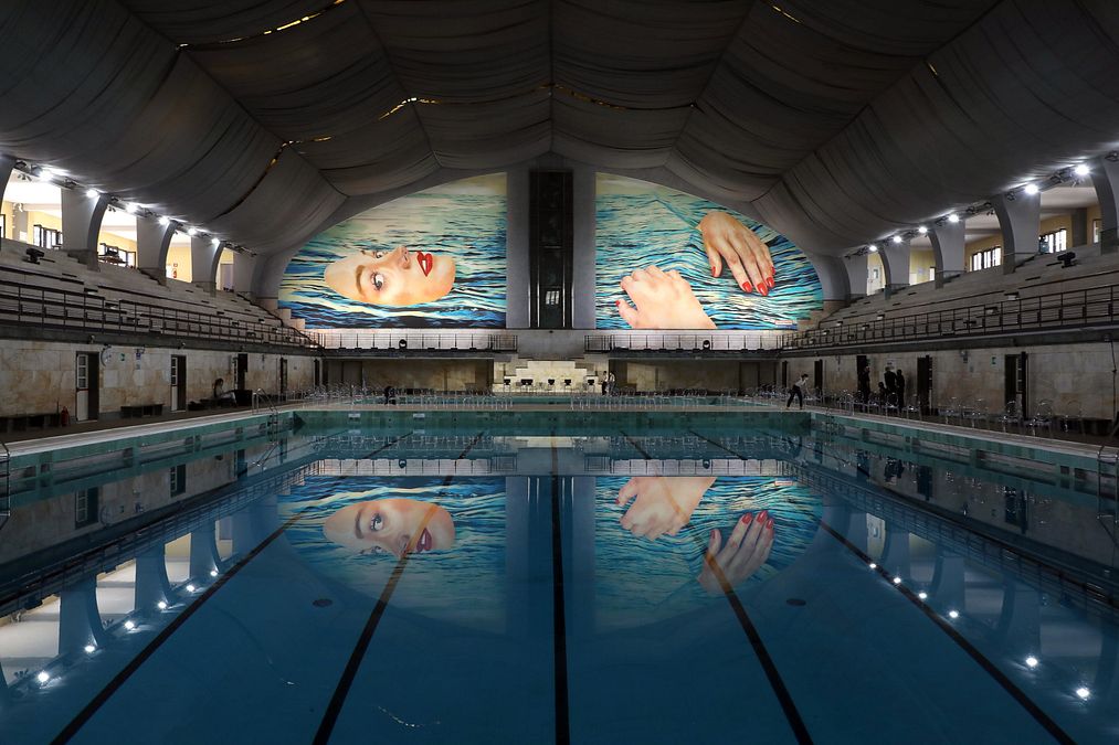 © Ansa  | Salone Mobile - Murale di Maurizio Cattelan alla Piscina Cozzi