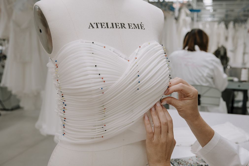 © Ufficio stampa  | Atelier Emé | Al lavoro, nel nuovo quartier generale del brand, 65 sarte. Una squadra tutta al femminile, come quella che affianca anche la direttrice creativa Raffella Fusetti, composta da sette stiliste