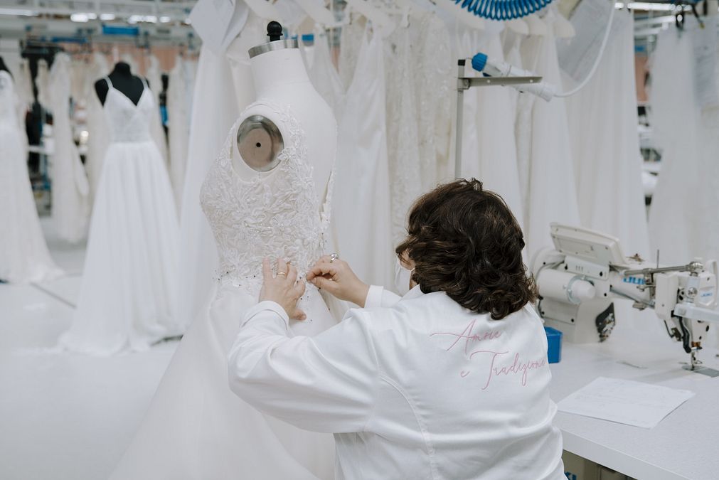 © Ufficio stampa  | Atelier Emé | Al lavoro, nel nuovo quartier generale del brand, 65 sarte. Una squadra tutta al femminile, come quella che affianca anche la direttrice creativa Raffella Fusetti, composta da sette stiliste