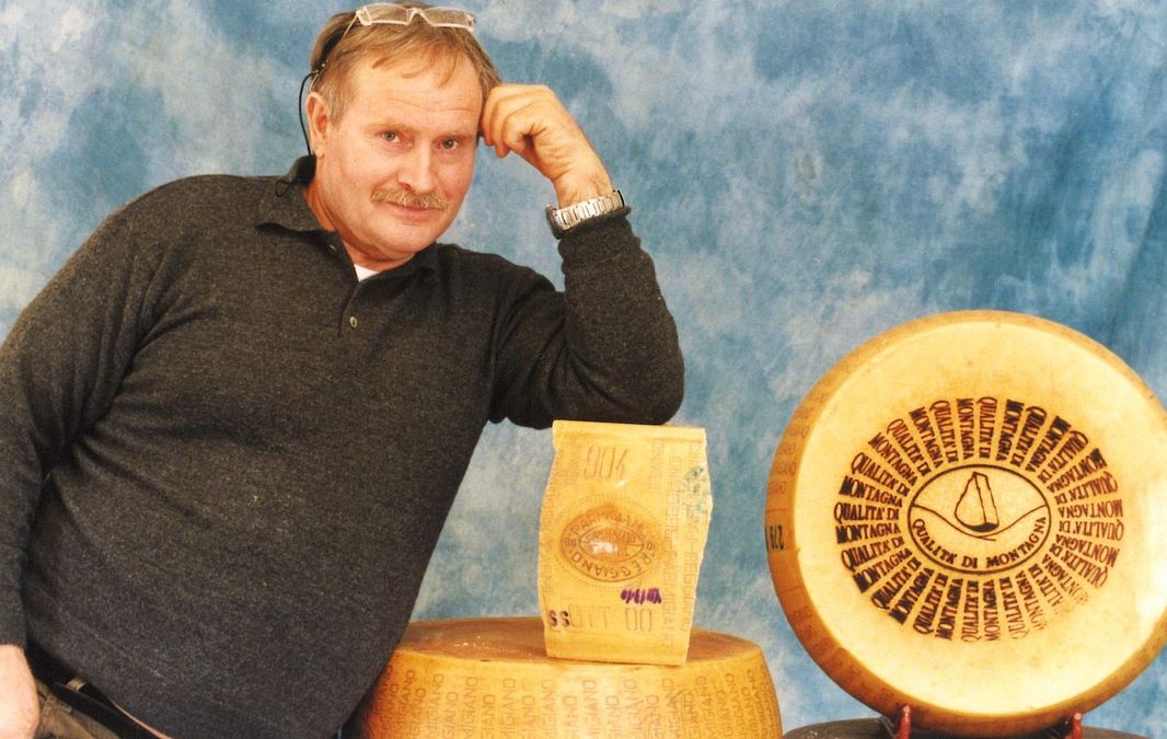 © givergy.uk  | Nicola Bertinelli (presidente del Consorzio del Parmigiano Reggiano) con la forma che va all'asta