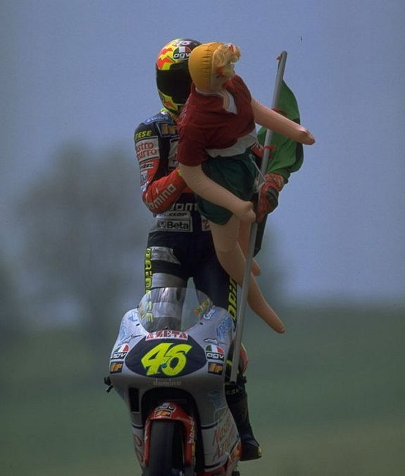   |  Claudia Skiffer dopo la vittoria al Mugello in 125: risposta al flirt di Max Biaggi con Naomi Campbell.