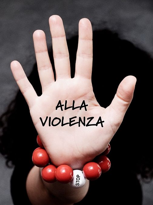 © Ufficio stampa  | La collezione speciale STOP alla violenza by Ballsmania® | Fino al 24 novembre 2022, l’azienda Mirta Accessori Moda srl, titolare del brand, devolve 1 euro per ogni creazione venduta al centro La Nara