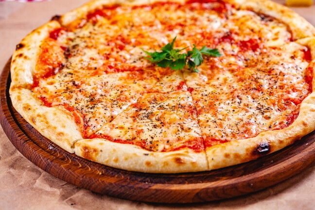 © Istockphoto  | Pizza: una grande passione per gli Italiani, i quali la preferiscono tonda, tradizionale e cotta nel forno a legna