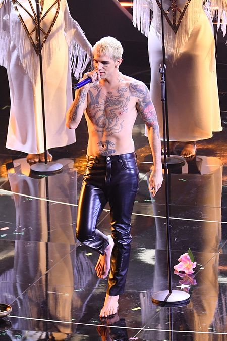© IPA  | Sanremo 2022: Achille Lauro in pantaloni di pelle durante la sua esibizione sul palco del teatro Ariston