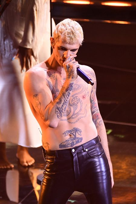 © IPA  | Sanremo 2022: Achille Lauro in pantaloni di pelle durante la sua esibizione sul palco del teatro Ariston
