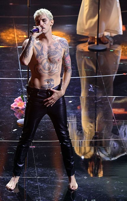 © IPA  | Sanremo 2022: Achille Lauro in pantaloni di pelle durante la sua esibizione sul palco del teatro Ariston