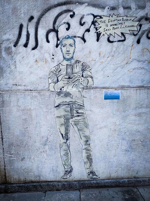 © Ansa  | Mark Zuckerberg a Milano con Del Vecchio. La foto, postata dal fondatore di Facebook sul social, è accompagnata dal messaggio: "Bello essere di nuovo a Milano per discutere dei progetti per nuovi smart glass con Leonardo Del Vecchio"